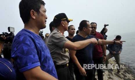 Kapolda Metro Jaya Irjen (Pol) M. Iriawan (kedua kiri) dbersama Dit Narkoba Polda Metro Jaya Kombes Pol Nico Afinta (kiri) dan Kapolresta Depok Kombes Pol Herry Heryawan (keempat kanan) memeriksa jalur laut tempat penyelundupan sabu asal Taiwan di Dermaga eks Hotel Mandalika, Anyer, Serang, Banten, Kamis (13/7).