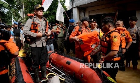 Kapolda Metro Jaya Irjen Pol M Iriawan memantau banjir di Kelurahan Cipinang Melayu, Kecamatan Makassar, Jakarta, Selasa (21/2). 