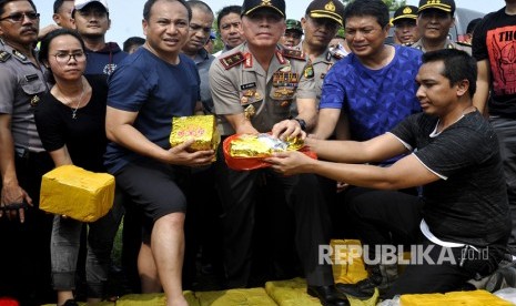 Kapolda Metro Jaya Irjen (Pol) M. Iriawan (tengah) didampingi Dit Narkoba Polda Metro Jaya Kombes Pol Nico Afinta (ketiga kanan), Kapolresta Depok Kombes Pol Herry Heryawan (keempat kiri), serta para staf memperlihat sabu yang gagal diselundupkan di Dermaga eks Hotel Mandalika, Anyer, Serang, Banten, Kamis (13/7).