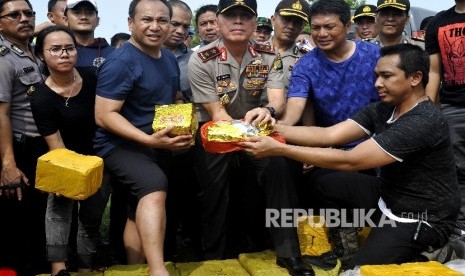 Kapolda Metro Jaya Irjen (Pol) M. Iriawan (tengah) didampingi Dit Narkoba Polda Metro Jaya Kombes Pol Nico Afinta (ketiga kanan), Kapolresta Depok Kombes Pol Herry Heryawan (keempat kiri), serta para staf memperlihat sabu yang gagal diselundupkan di Dermaga eks Hotel Mandalika, Anyer, Serang, Banten, Kamis (13/7).