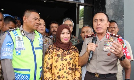 Kapolda Metro Jaya Irjen Pol M Iriawan (tengah) mendampingi anggota Kepolisian Direktoral Lalu Lintas Polda Metro Jaya Ajun Inspektur (Aiptu) Sutisna (kiri) dan Pegawai Mahkamah Agung Dora Natalia Singarimbun (kanan) memberikan keterangan kepada wartawan m