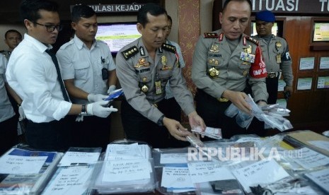 Kapolda Metro Jaya Irjen Pol Mochamad Iriawan dan Kabid Humas Polda Metro Jaya Kombes Pol Awi Setiyono menunjukan barang bukti usai memberikan keterangan terkait Operasi Tangkap Tangan (OTT) di Kementerian Perhubungan (Kemenhub), Jakarta,Rabu (12/10).