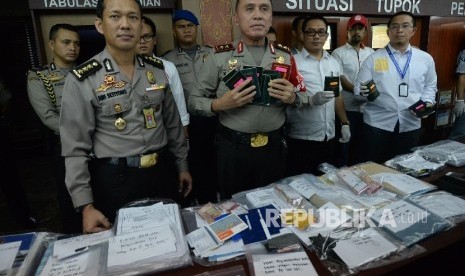 Kapolda Metro Jaya Irjen Pol Mochamad Iriawan dan Kabid Humas Polda Metro Jaya Kombes Pol Awi Setiyono menunjukan barang bukti usai memberikan keterangan terkait Operasi Tangkap Tangan (OTT) di Kementerian Perhubungan (Kemenhub), Jakarta,Rabu (12/10). 