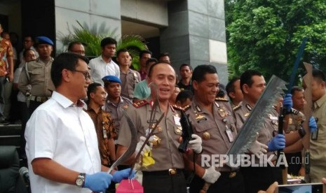 Kapolda Metro Jaya Irjen Pol Mochamad Iriawan dan Kabid Humas Polda Metro Jaya Kombes Pol Raden Prabowo Argo Yuwono mendemonstrasikan senjata yang digunakan sejumlah pelaku kekerasan bermotor, Jum'at (2/6) sore.