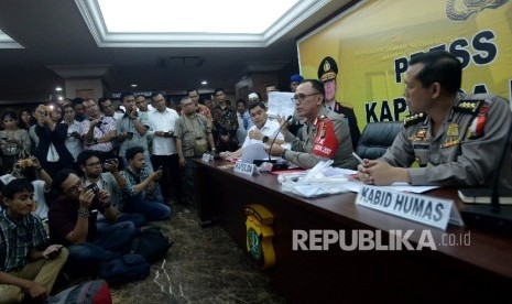 Kapolda Metro Jaya Irjen Pol Mochamad Iriawan memberikan keterangan terkait Operasi Tangkap Tangan (OTT) di Kementerian Perhubungan (Kemenhub), Jakarta,Rabu (12/10).