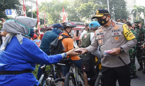 Kapolda Metro Jaya Irjen Pol Nana Sudjana (kanan) membagikan masker kepada warga (ilustrasi)