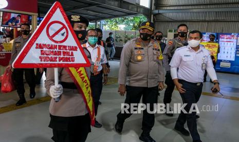 Kapolda Metro Jaya Irjen Pol Nana Sudjana (tengah) meninjau kegiatan pendisiplinan protokol kesehatan di Stasiun Tanah Abang, Jakarta.