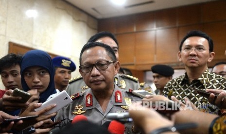 Kapolda Metro Jaya Irjen Pol Tito Karnavian bersama Gubernur DKI Basuki Tjahaja Purnama menjawab pertanyaan wartawan usai rapat koordinasi pembongkaran Kalijodo di Balai Kota, Jakarta, Jumat (26/2).