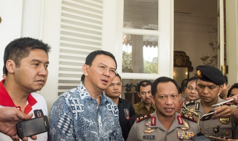 Kapolda Metro Jaya Irjen Pol Tito Karnavian (kedua kanan) bersama Gubernur DKI Jakarta Basuki Tjahaja Purnama (tengah) dan Steering Committe Piala Presiden 2015 Maruarar Sirait (kiri) memberikan keterangan kepada wartawan seusai melakukan pertemuan di Bala