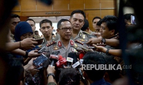 Kapolda Metro Jaya Irjen Pol Tito Karnavian menjawab pertanyaan wartawan usai rapat koordinasi pembongkaran Kalijodo di Balai Kota, Jakarta, Jumat (26/2).