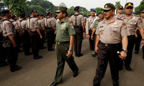 Kapolda Metro Jaya, Irjen Pol Untung S Radjab (kanan)