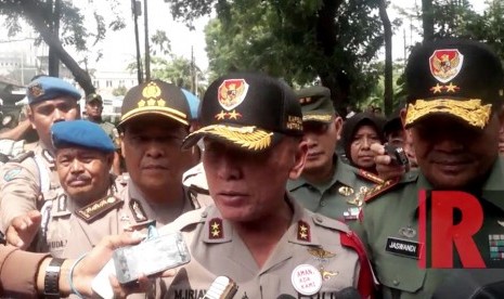 Kapolda Metro Jaya Irjen Polisi M Iriawan (tengah) bersama Pangdam Jaya saat melakukan pantauan pilkada Jakarta putaran kedua.