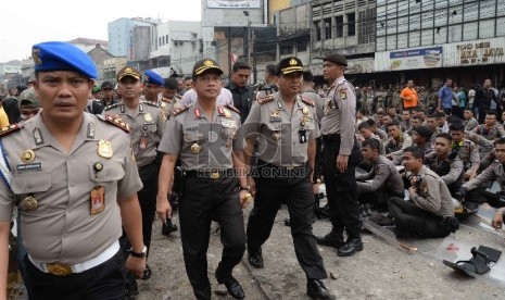 Kapolda Metro Jaya Irjen Tito Karnavian melakukan meninjau lokasi usai bentrokan penggusuran pemukiman liar di Kampung Pulo, Jatinegara, Jakarta, Kamis (20/8).  (Republika/Yasin Habibi)