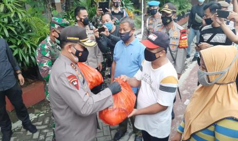 Kapolda Metro Jaya Irjenpol Fadil Imran sedang menjawab pertanyaan awak media di SDN 01-03 Petamburan, Jalan Petamburan IV, Kelurahan Petamburan, Tanah Abang, Jakarta Pusat, pada Ahad (22/11) sore.