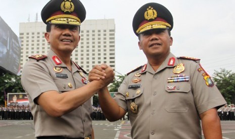 Kapolda Metro Jaya yang baru Irjen Pol Dwi Priyatno (kanan) berjabat tangan dengan Irjen Pol Putut Eko Bayuseno (kiri) usai upacara pisah sambut di halaman Polda Metro Jaya, Jakarta, Selasa (18/3). Dwi Priyanto resmi menjadi Kapolda Metro Jaya menggantikan