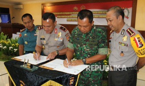 Kapolda NTB Brigjen Pol Firli dan Danrem 162 Wira Bhakti Kol Inf Farid Makruf menandatangani nota kesepahaman tentang permintaan bantuan pengamanan pemilihan kepala Daerah (Pilkada) NTB di Rupatama Polda NTB, Senin (22/1).