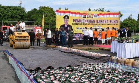 Kapolda NTB Brigjen Pol Firli (kanan) bersama Wakil Gubernur NTB Muhammad Amin dalam pemusnahan barang bukti narkoba di Mapolda NTB, Jumat (22/12).