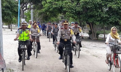 Kapolda NTB Brigjen Pol Firli (tengah) menggelar patroli di kawasan Gili Trawangan, Lombok Utara, NTB pada Senin (25/12).