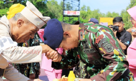 Kapolda NTB Brigjen Umar Septono mencium tangan anggota Sat Brimob Polda NTB, AKP Lalu Kastari, Sabtu (4/11) lalu.