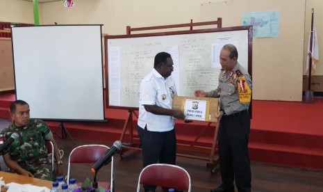 Kapolda Papua Inspektur Jenderal Polisi Boy Rafli Amar memberikan bantuan peduli Asmat