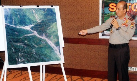 Kapolda Papua, Irjen Pol Boy Rafli Amar memberikan keterangan terkait pembongkaran jalan di tiga titik di ruas jalan Kota Tembagapura menuju kampung Kimbeli dan Banti oleh Kelompok Kriminal Bersenjata di Mimika, Papua, Kamis (16/11). 