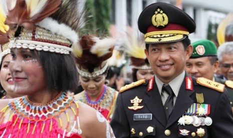 Kapolda Papua Irjen Pol. M . Tito Karnavian bersama sejumlah Muspida melakukan tarian adat Papua kolosal yang membawa pesan damai dari timur Indonesia pada peringatan HUT Bhayangkara ke - 67 , di lapangan upacara kantor Gubernur Papua, Jayapura, Papua, Sen