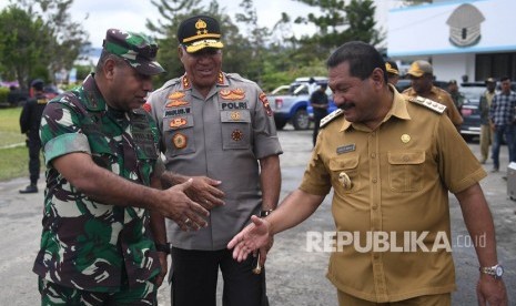 Kapolda Papua Irjen Pol Paulus Waterpauw (kedua kiri) bersama Pangdam XVII/Cendrawasih Mayjen TNI Herman Asaribab (kiri) berjabat tangan dengan Bupati Jayawijaya John Richard Banua (kanan) usai upacara apel gabungan di Kota Wamena, Kabupaten Jayawijaya, Papua, Senin (14/10/2019). 