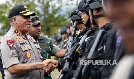 Kapolda Papua Irjen Pol Paulus Waterpauw (kiri) didampingi Pangdam XVII/Cendrawasih Mayjen TNI Herman Asaribab (kedua kiri) menyalami anggota Brimob di sela-sela upacara apel gabungan di Kota Wamena, Kabupaten Jayawijaya, Papua, Senin (14/10/2019).