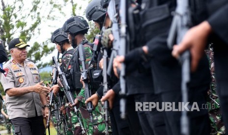 Kapolda Papua Irjen Pol Paulus Waterpauw (kiri) menyalami anggota TNI di sela-sela upacara apel gabungan di Kota Wamena, Kabupaten Jayawijaya, Papua, Senin (14/10/2019). 