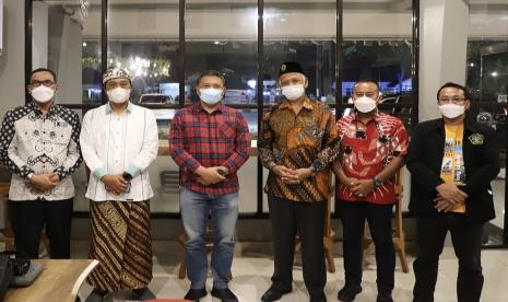 Kapolda Provinsi Riau Irjen Pol Agung Setya Imam Effendi SH SIK MSi dan (ketiga dari kiri), Rektor Unissula Drs Bedjo Santoso MT PhD (keempat dari kiri) pada acara silaturrahim, di Pekanbaru, Provinsi Riau, Ahad (30/5) malam.