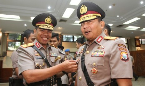 Kapolda Riau Brigjen Pol Zulkarnain (kiri) dan Kapolda Maluku Utara Brigjen Pol Tugas Dwi Apriyanto (kanan) berfoto bersama seusai upacara serah terima jabatan Pati Mabes Polri di Rupatama Mabes Polri, Jakarta, Jumat (30/9). 