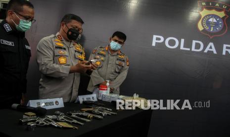 Kapolda Riau Irjen Pol Agung Setya Imam Effendi (kedua kiri) didampingi Dirnarkoba Polda Riau Kombes Pol Victor Siagian (kiri) dan Kabid Humas Polda Riau Kombes Pol Sunarto (kanan).