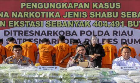 Kapolda Riau Irjen Pol Muhammad Iqbal (tengah) didampingi Kabid Humas Kombes Pol Sunarto (kiri).