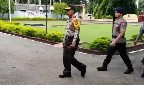 Kapolda Sulawesi Selatan, Irjen Pol Umar Septono (kiri)