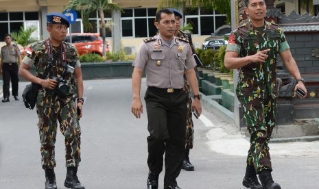 Kapolda Sulawesi Tengah Brigjen Pol Rudy Sufahriadi (kanan) bersiap untuk memberikan keterangan kepada wartawan tentang penembakan dan penangkapan terduga teroris di Mapolda Sulteng di Palu, Rabu (23/3). 