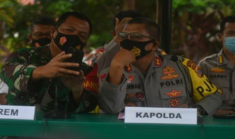 Kapolda Sulawesi Tengah Irjen Pol Abdul Rakhman Baso (kanan) berbincang dengan Danrem 132 Tadulako Brigjen TNI Farid Makruf (kiri) sebelum memberikan keterangan pers di Palu, Sulawesi Tengah, Minggu (29/11/2020). Kapolda menyebutkan serangan yang terjadi di Dusun Lewonu, Desa Lemban Tongoa, Kecamatan Palolo, Kabupaten Sigi pada Jumat (27/11/2020) lalu diduga kuat dilakukan oleh kelompok teroris Mujahidin Indonesia Timur (MIT) pimpinan Ali Kalora yang masuk dalam daftar pencarian orang (DPO). Aparat keamanan TNI dan Polri yang tergabung dalam Satgas Tinombala bersama Kepolisian setempat kini juga terus memburu para pelaku serta meminta masyarakat untuk tidak terprovokasi.