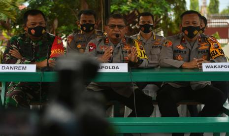 Kapolda Sulawesi Tengah Irjen Pol Abdul Rakhman Baso (tengah) bersama Wakapolda Brigjen Hery Santoso (kanan) dan Danrem 132 Tadulako Brigjen TNI Farid Makruf (kiri) memberikan keterangan pers di Palu, Sulawesi Tengah, Ahad (29/11/2020). Kapolda menyebutkan serangan yang terjadi di Dusun Lewonu, Desa Lemban Tongoa, Kecamatan Palolo, Kabupaten Sigi pada Jumat (27/11/2020) lalu diduga kuat dilakukan oleh kelompok teroris Mujahidin Indonesia Timur (MIT) pimpinan Ali Kalora yang masuk dalam daftar pencarian orang (DPO). Aparat keamanan TNI dan Polri yang tergabung dalam Satgas Tinombala bersama Kepolisian setempat kini juga terus memburu para pelaku serta meminta masyarakat untuk tidak terprovokasi.