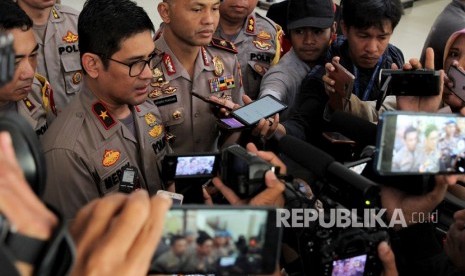 Kapolda Sulawesi Tenggara Brigjen Pol Merdisyam (kiri) dan Karo Provos Mabes Polri Brigjen Pol Hendro Pandowo (tengah) memberikan keterangan perkembangan kasus penembakan dua mahasiswa Universitas Haluoleo Kendari di Polda Sulawesi Tenggara, Kendari, Sulawesi Tenggara, Kamis (3/10/2019).