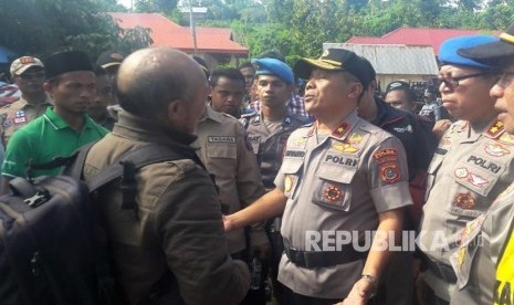 Kapolda Sultra, Brigjen Pol Irianto (tengah) bertemu beberapa warga yang menjadi korban pembakaran rumah di Desa Gunung Jaya, Buton, Sulawesi Tenggara, Kamis (6/6/2019). 