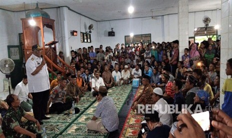 Kapolda Sultra Brigjen Pol Iriyanto (ketiga kiri), Gubernur Sultra, Ali Mazi (tengah berdiri), Pangdam XIV Hasanuddin, Mayjen TNI Surawahadi (kiri) menemui pengungsi korban kericuhan di Masjid Babut Taqwa Desa Laburunci, Buton, Sulawesi Tenggara, Jumat (7/6/2019).