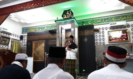 Kapolda Sumatera Selatan (Sumsel) Irjen Pol Zulkarnain Adinegara, Jumat (19/10) memberikan sambutan usai melaksanakan shalat subuh berjamaah bersama warga Kelurahan Bukit Lama, Kecamatan Ilir Barat (IB) I Palembang di Masjid Besar Baitullah.