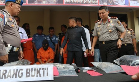 Kapolda Sumatera Utara Irjen Pol Rycko Amelza Dahniel (kanan) menunjukkan barang bukti dan tersangka pembakaran rumah saat rilis di Mapolrestabes Medan, Sumatera Utara, Selasa (18/