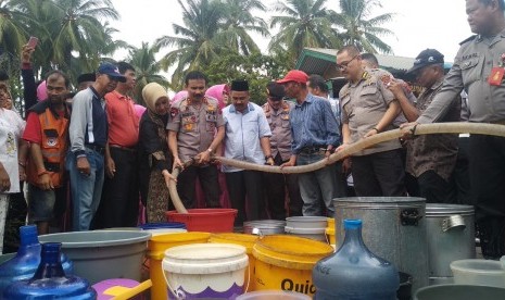 Kapolda Sumatra Barat Irjen Pol Fakhrizal mendistribusikan delapan tangki air bersih ke warga Kecamatan Lubuk Kilangan, Kota Padang, Sabtu (24/8).