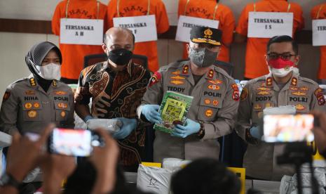 Irjen Pol Teddy Minahasa (kedua kanan) bersama AKBP Dody Prawiranegara (kanan). Kuasa hukum AKBP Dody Cs tetap mengapresiasi keputusan LPSK yang tolak permohonan JC.