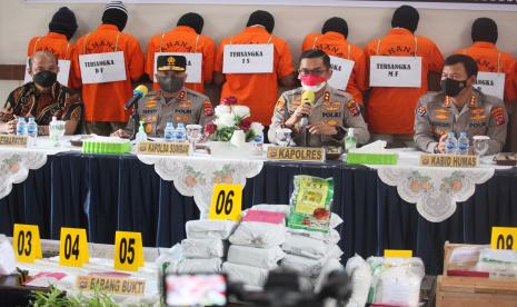 Kapolda Sumbar Irjen Pol Teddy Minahasa (kedua kiri) didampingi Kapolres Bukittinggi AKBP Dody Prawiranegara (kedua kanan), Diresnarkoba Polda Sumbar Kombes Pol Rudi Yulianto (kiri) dan Kabid Humas Polda Sumbar Kombes Pol Satake Bayu (kanan) saat ungkap kasus narkotika jenis sabu-sabu di Mapolres Bukittinggi, Sumatera Barat, Sabtu (21/5/2022). Polres Bukittinggi mengamankan sabu-sabu sebanyak 41,4 kilogram senilai Rp62,1 miliar di wilayah hukumnya dari delapan orang tersangka yang diduga akan diedarkan di Bukittinggi dan sekitarnya hingga ke Pulau Jawa. 