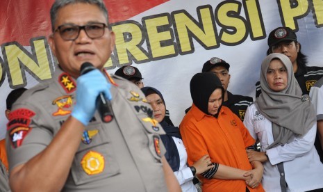 Kapolda Sumut Irjen Pol Martuani Sormin Siregar (kiri) menghadirkan istri korban pembunuhan yang menjadi tersangka kedua kanan saat memaparkan kasus pembunuhan Hakim Pengadilan Negeri (PN) Medan Jamaluddin di Mapolda Sumatra Utara, Medan, Rabu (8/1). Istri korban menjadi otak pembunuhan dengan motif masalah rumah tangga.