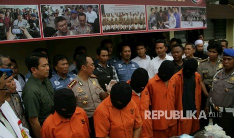 Kapolda Sumut Irjen Rycko Amelza Dahniel dan Kapolrestabes Medan Kombes Sandi Nugroho memaparkan kasus kebakaran yang menewaskan satu keluarga di Medan, Rabu (5/4).