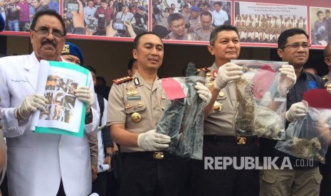 Kapolda Sumut Irjen Rycko Amelza Dahniel dan Kapolrestabes Medan Kombes Sandi Nugroho memaparkan kasus kebakaran yang menewaskan satu keluarga di Medan, Rabu (5/4).