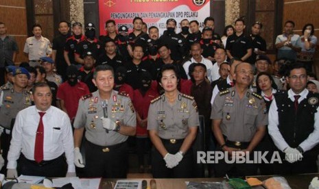 Kapolda Sumut Irjen Rycko Amelza Dahniel didampingi Dirreskrimum Kombes Nur Fallah dan Kepala Labfor Polri Cabang Medan Kombes Wahyu Marsudi memaparkan kasus  pembunuhan sekeluarga di Medan. Rilis kasus ini digelar di Mapolda Sumut, Senin (17/4).