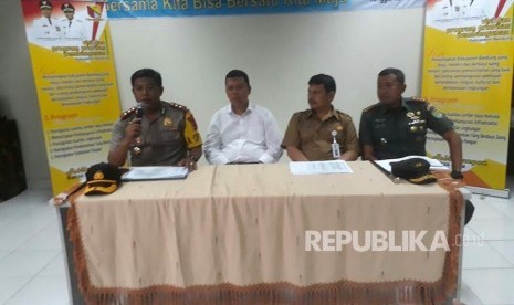 Kapolres Bandung, AKBP Indra Hermawan memberikan keterangan terkait kasus miras oplosan yang menewaskan 23 orang, Senin (9/4).